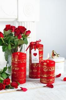 Świeca dekoracyjna czerwona Love 18cm wysokości
