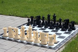 Mały zestaw do szachów ogrodowych król 20cm - figury + szachownica winylowa