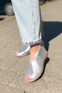 Sandałki kryte skórzane srebrne