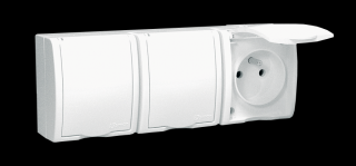 AQUARIUS Gniazdo potrójne natynkowe z uziemieniem 3x z przesłonami torów prądowych , IP54, klapka biała, zaciski śrubowe, biały [6]
