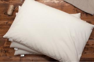 Poduszka do spania wypełniona naturalną gryką zapewnia komfort snu i podparcie kręgosłupa 40 cm x 50 cm