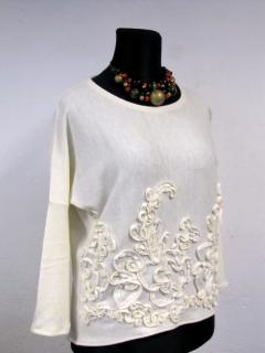 Luźny sweter z haftowaną aplikacją