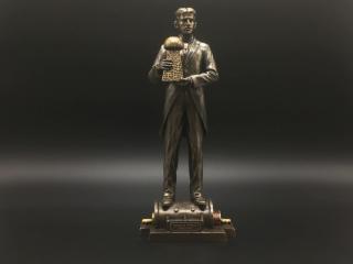 NIKOLA TESLA TRZYMAJĄCY MODEL WIEŻY VERONESE (WU76912A4)