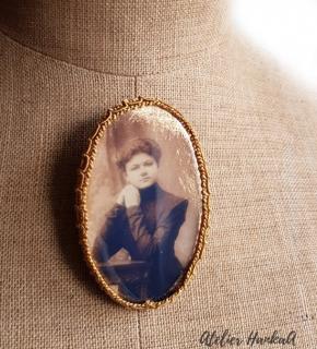 Broszka Vintage Portret Zamyślonej Kobiety w Sepii