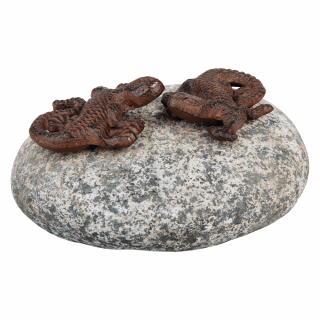Żeliwne figurki na kamieniu - dwie jaszczurki