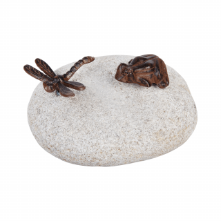 Żeliwne figurki na kamieniu - ważka i żaba