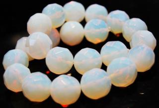 Opal, opalit biały fasetowany - kula 18mm
