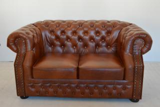 Sofa Windsor Chesterfield 2-osobowa - 100% skóra naturalna dostępna  " od ręki "