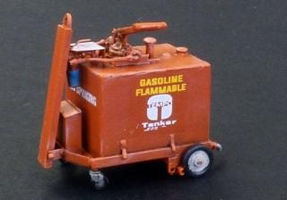 Model z żywicy firmy Plusmodel nr AL4076 - 100 gallon fuel cart w skali 1:48