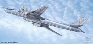 Plastikowy model radzieckiego samolotu Tupolev Tu-142MR Bear-J do sklejania w skali 1:72 z firmy Trumpeter nr 01609