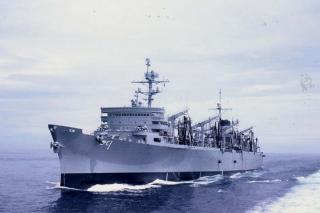 Plastikowy model statku zaopatrzeniowego USS Sacramento do sklejania w skali 1:700 - Trumpeter 05785