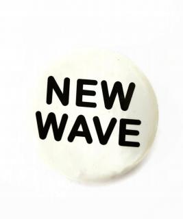 Przypinka Button New Wave Czarny Napis Na Białym