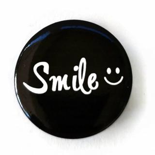 Przypinka Button Smile Biały Napis Czarne Tło