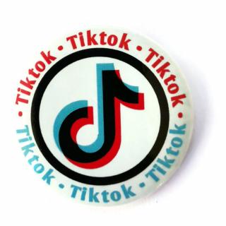 Przypinka Tik Tok Biały Buton Pin