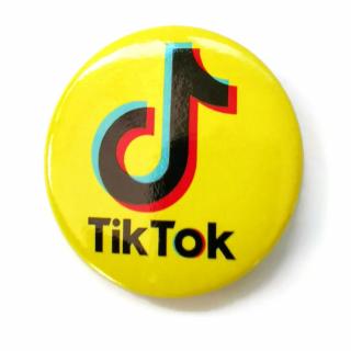 Przypinka Tik Tok Czarny Na Żółtym Buton Pin