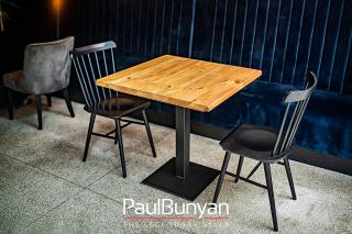 Drewniany stolik ze starego drewna do restauracji lub kawiarni
