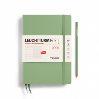 PLANER TYGODNIOWY Z NOTATNIKIEM LEUCHTTURM1917 MEDIUM (A5) 2025 SAGE (SZAŁWIOWY)