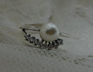 OKTAWIA - srebrny pierścionek z perłą i cyrkoniami