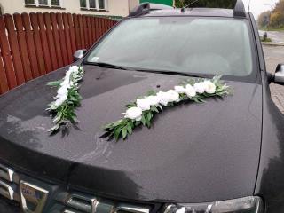Dekoracja auta do ślubu -białe kwiaty.