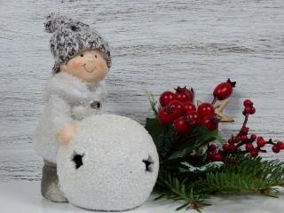 Zimowy chłopiec figurka świecąca, 14cm