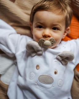 Hi Little One rampers niemowlęcy MIŚ OverSize BOHO White roz S Pom Pom Mimisia.pl