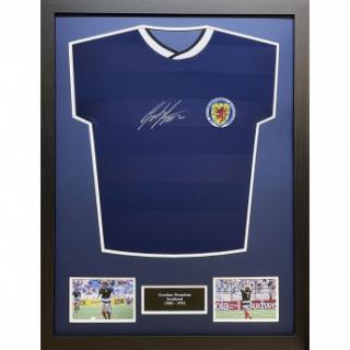 Słynni piłkarze koszulka w antyramie Scottish FA 1986 Strachan Signed