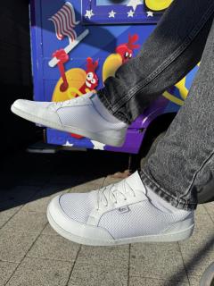 Białe sportowe barefoot-y