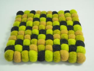 Kwadratowa kolorowa podkładka dekoracyjna z wełnianych kulek 18x18 cm