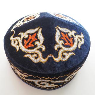 Męska czapka krymka granatowa haftowana (58, 59cm)
