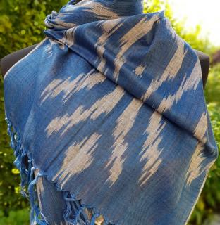 Niebiesko biały uzbecki szal bawełniany IKAT w stylu etno i boho Jeans