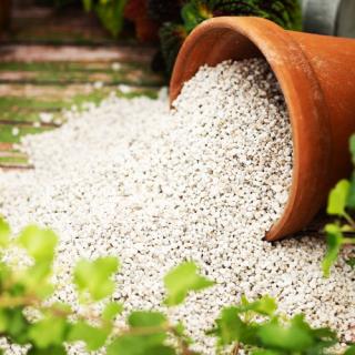 Perlit Ogrodniczy Perlit ogrodniczy - materiał, który ułatwi uprawę Twoich roślin!