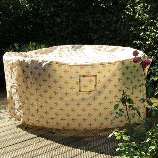Pokrowiec na stół okrągły z krzesłami, beżowy, wzór lilii, śred.200 x wys. 80 cm