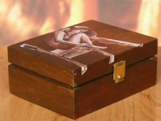 Drewniana szkatułka na biżuterię z kobie