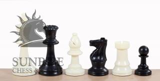 Figury szachowe Staunton nr 4, białe/czarne (król 78 mm) - szachy plastikowe Nieobciążane plastikowe figury szachowe o wysokości Króla 78 mm w woreczku foliowym