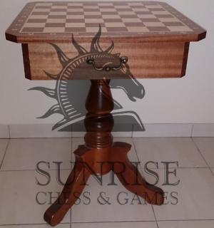Stolik szachowy bez figur (wysokość 75 cm) Stolik szachowy na jednej nodze z szachownicą z mahoniu i jaworu o polu 58mm, bez figur