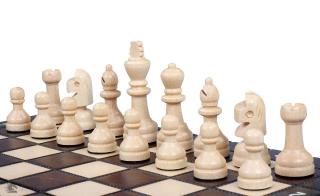 SZACHY SZKOLNE DREWNIANE (28x28cm) - nie tylko dla dzieci Rzeźbione szachy drewniane SZKOLNE
