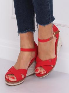 Sandałki na koturnie czerwone z tkaniny