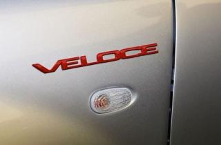 Czerwony znaczek logo Veloce lewy Alfa Romeo Giulia