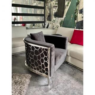 Fotel na srebrnyc nogach z ażurowym tyłem Porto Glamur / czarny