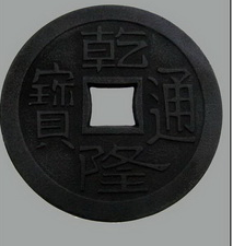 Czarna żeliwna podstawka w orientalne wzory 13,2 cm