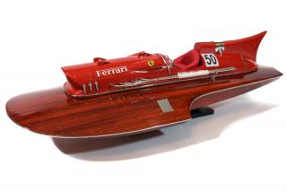 Model jedynej na świecie łodzi z silnikiem Ferrari, hydroplanu, który ustanowił rekord prędkości niepobity od 1953 r.