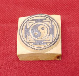 Stęmpel z symbolem mandali i Yin-Yang